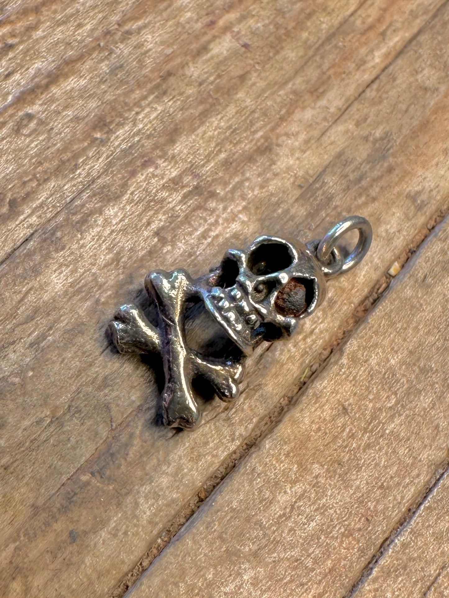 Totenkopf-Anhänger aus Metall