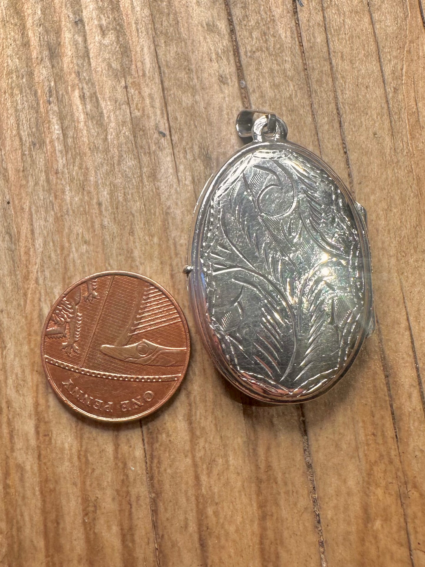 Vintage-Halskettenanhänger mit ovalem Amethyst-Medaillon, graviert, 925er Sterlingsilber