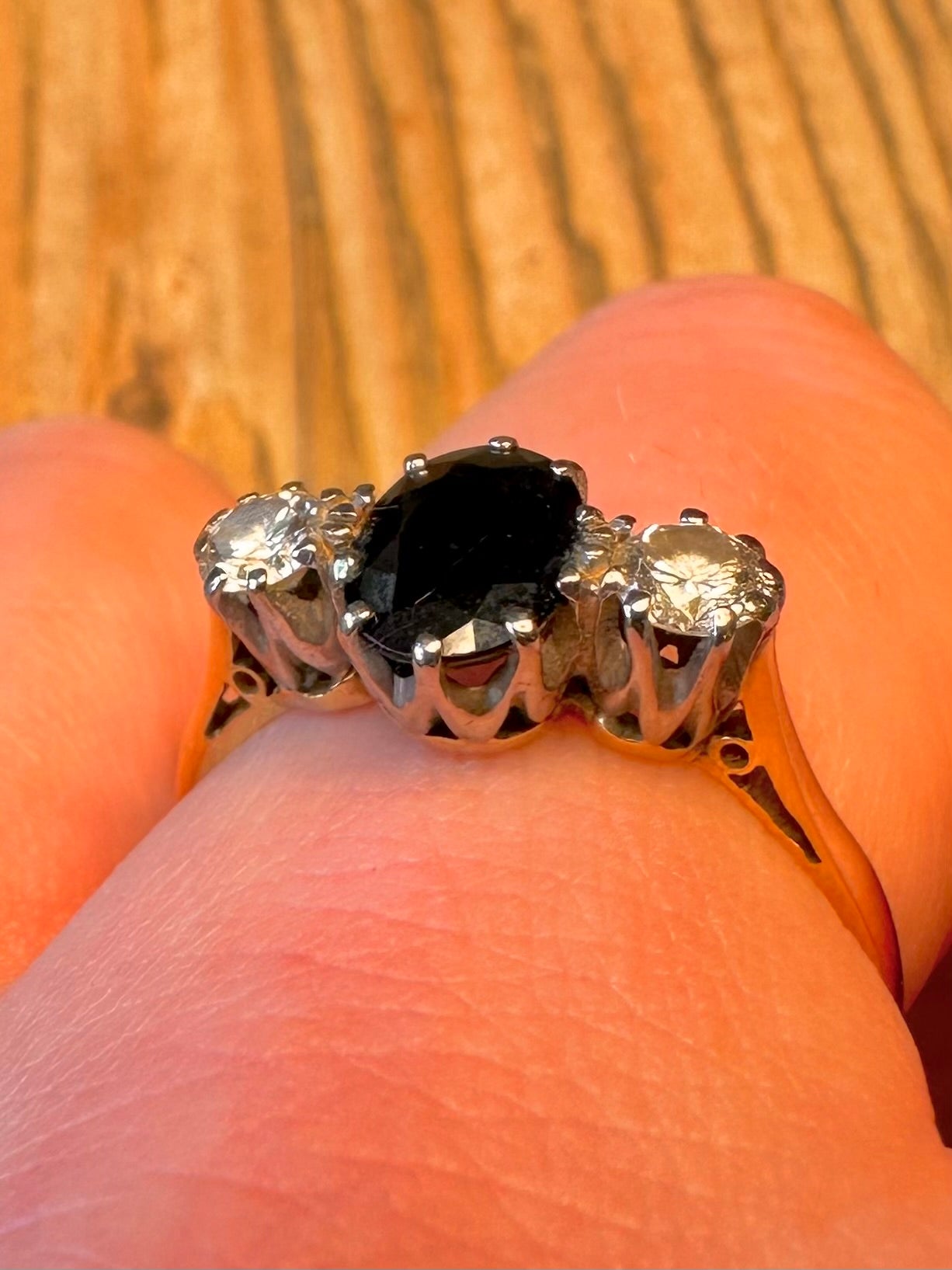 18 Karat Gold 1983 Saphir und Diamant Trilogie Ring Größe T