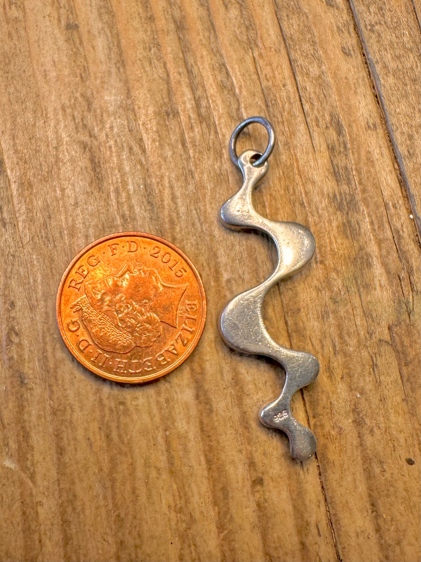 Abstrakter gewellter Anhänger aus 925er Sterlingsilber
