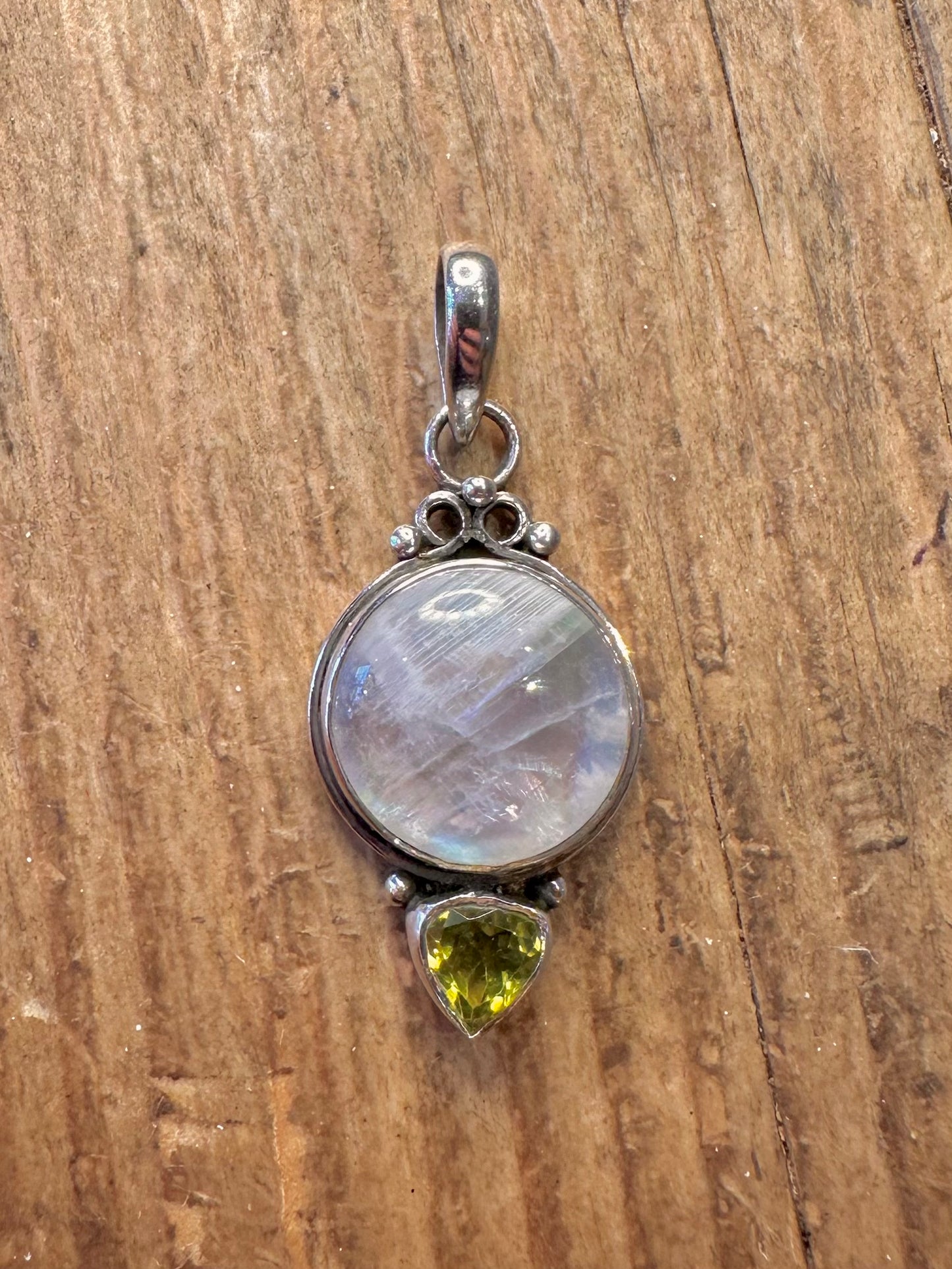 Mondstein- und Peridot-Anhänger aus 925er Sterlingsilber