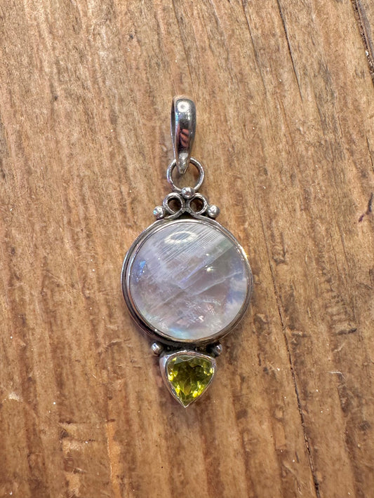 Mondstein- und Peridot-Anhänger aus 925er Sterlingsilber