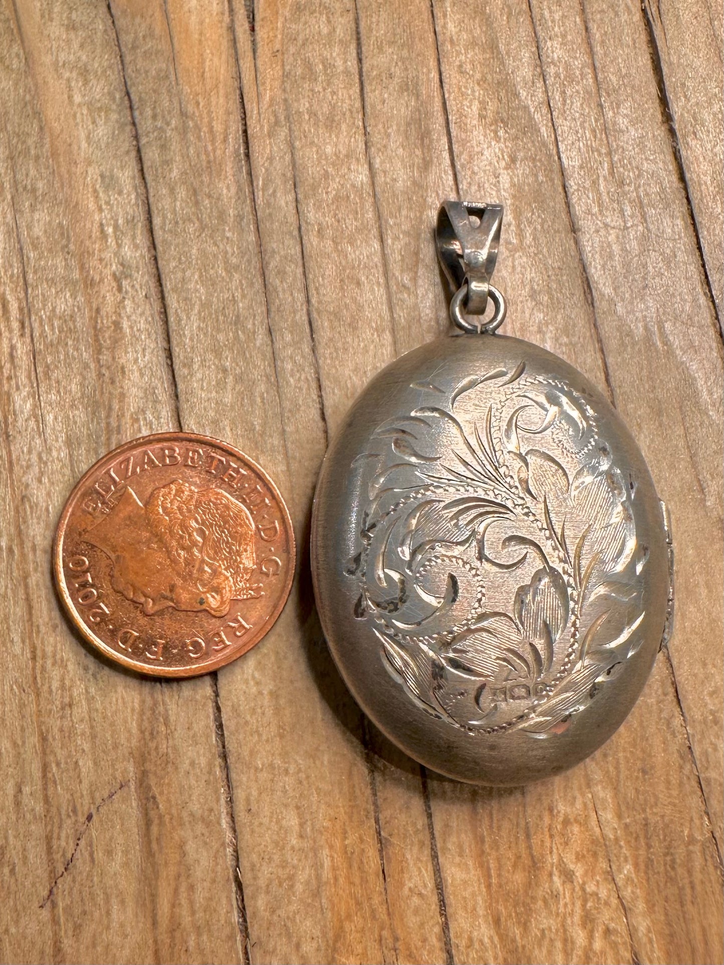 Vintage 1978 Oval Engraved Floral 925 Sterling Silver Locket Pendant