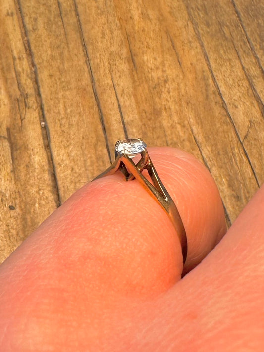 9ct Gold 1975 White Stone Solitaire Size J Ring