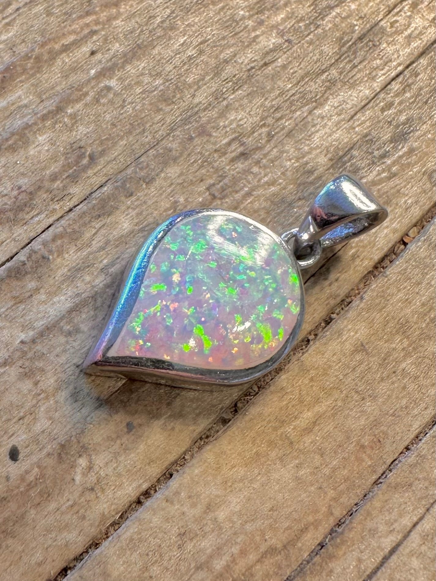Opal-Tropfenanhänger aus 925er Sterlingsilber
