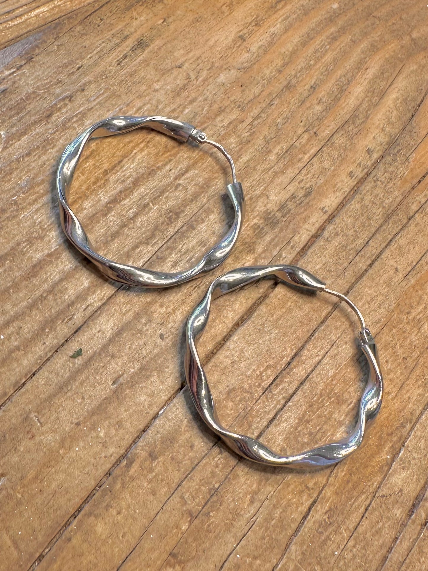 Verdrehte Creolen aus 925er Sterlingsilber