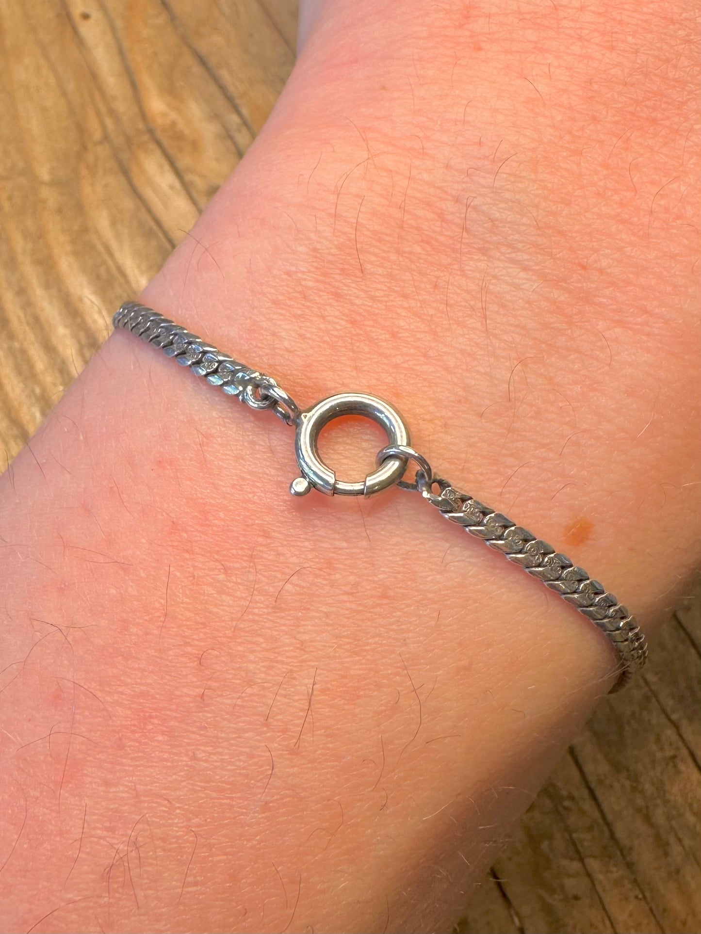 Verziertes Armband aus 800er Silber mit farbigen Steinen und Blättern, 21 cm