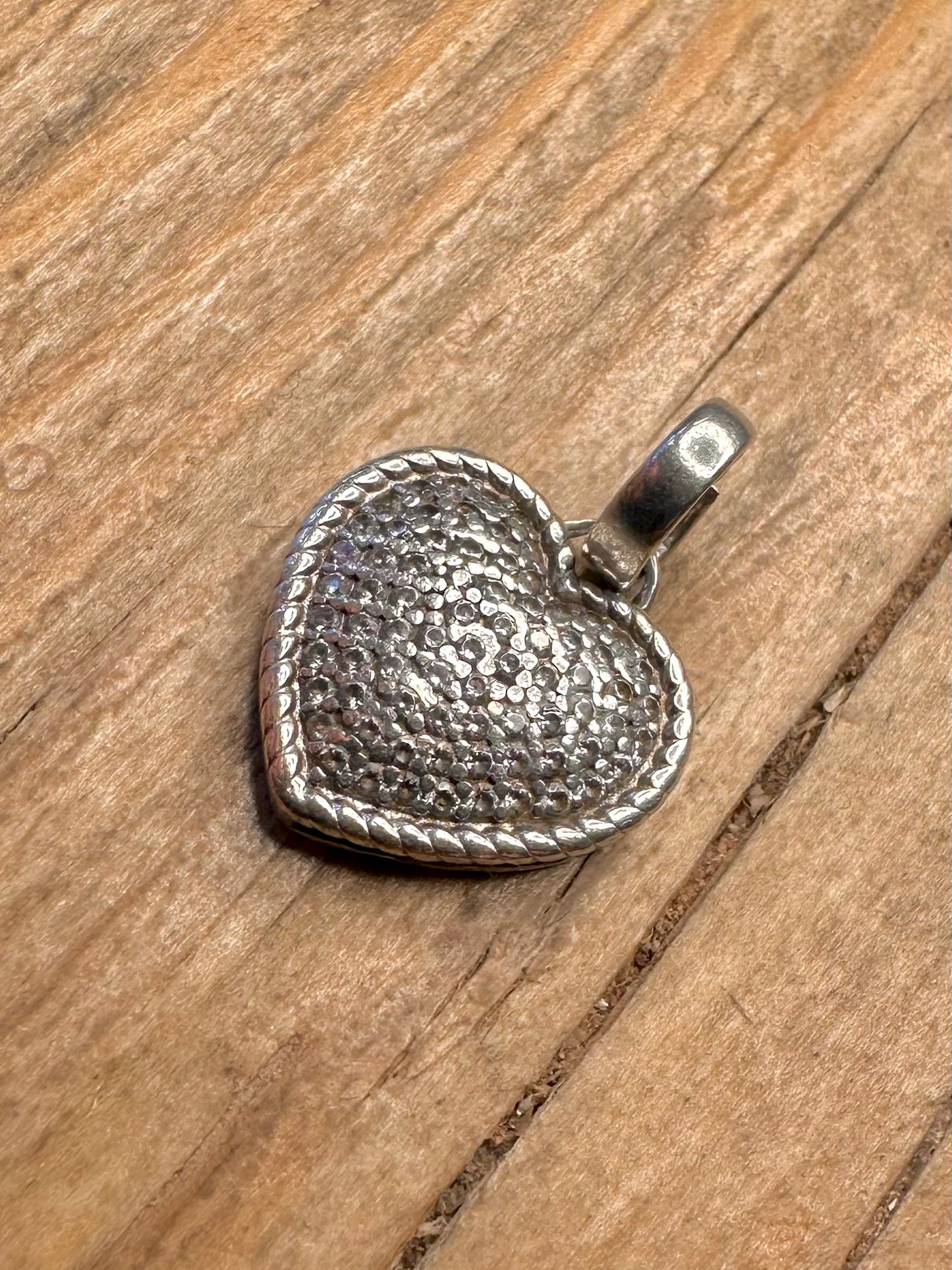 Moderner CZ-Herzanhänger aus 925er Sterlingsilber