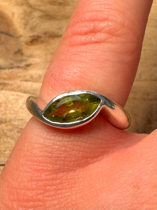 Abstract Peridot 925 Silver Size N Ring