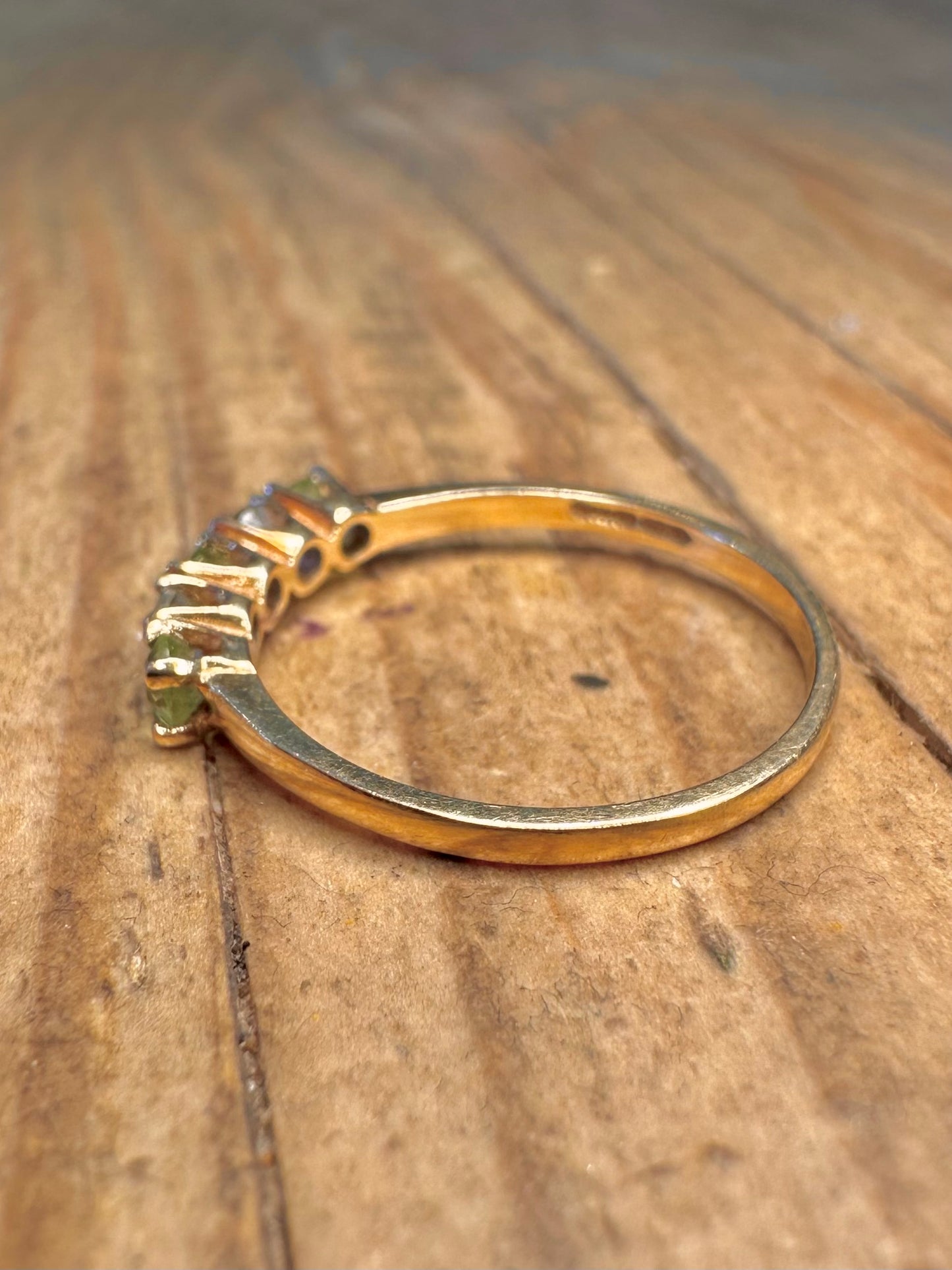 Ring aus 9 Karat Gold mit Peridot und fünf weißen Steinen, Größe N