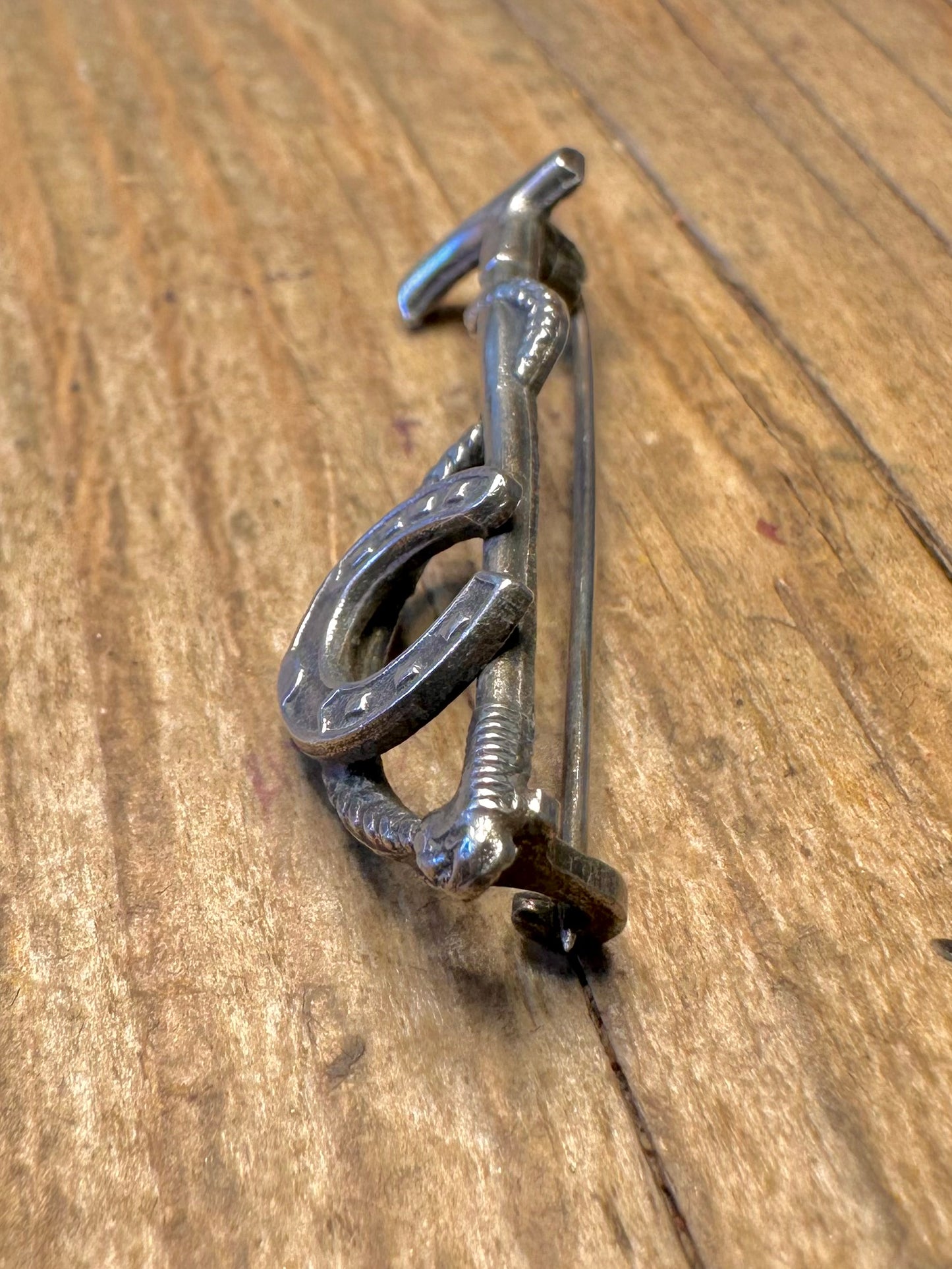 Brosche im Vintage-Stil, Hufeisen und Reitgerte, 925er Sterlingsilber