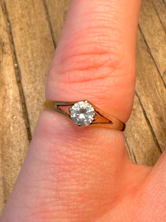 9ct Gold 1975 White Stone Solitaire Size J Ring