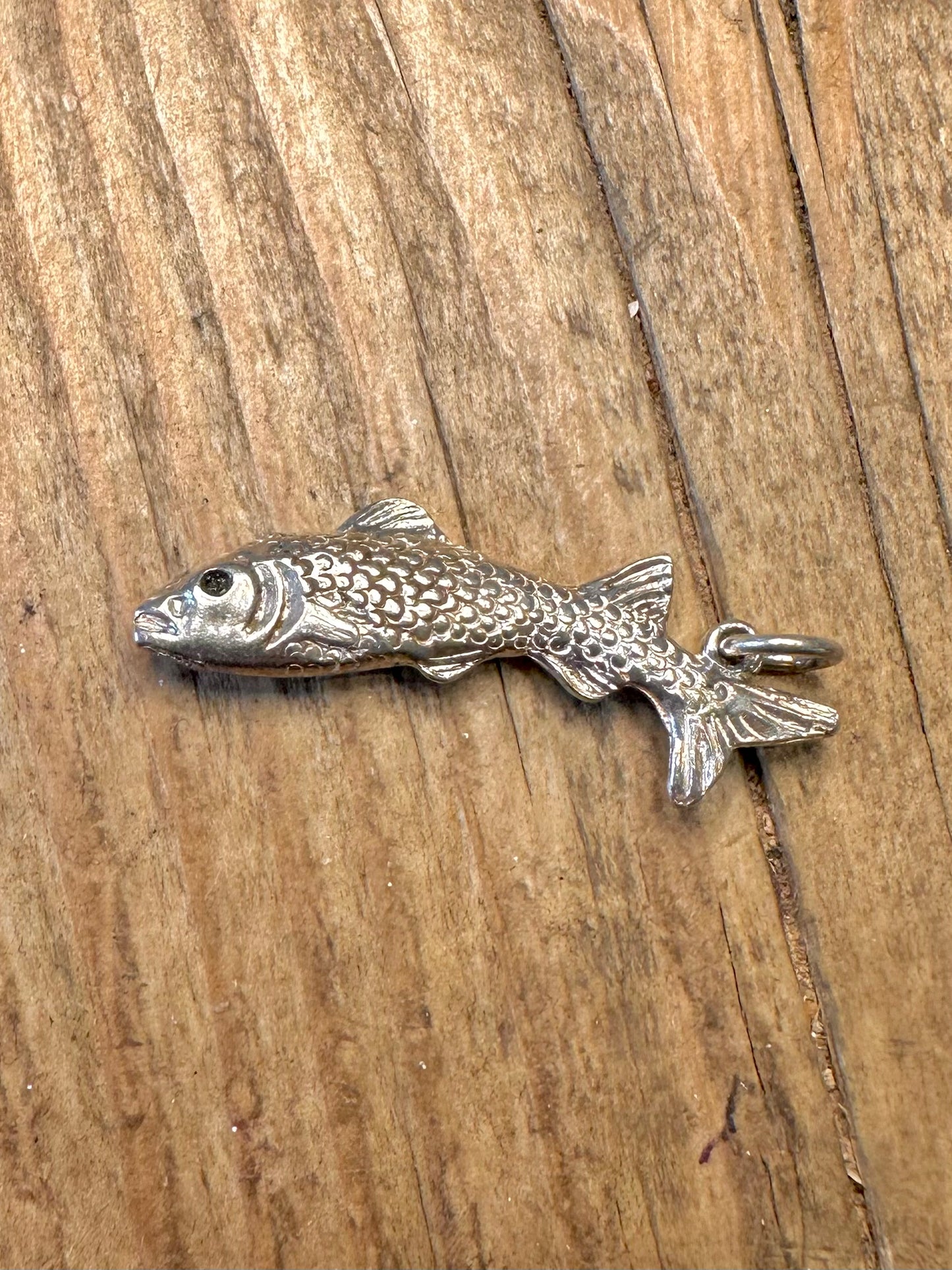 Strukturierter Fisch 925 Sterling Silber Charm-Anhänger