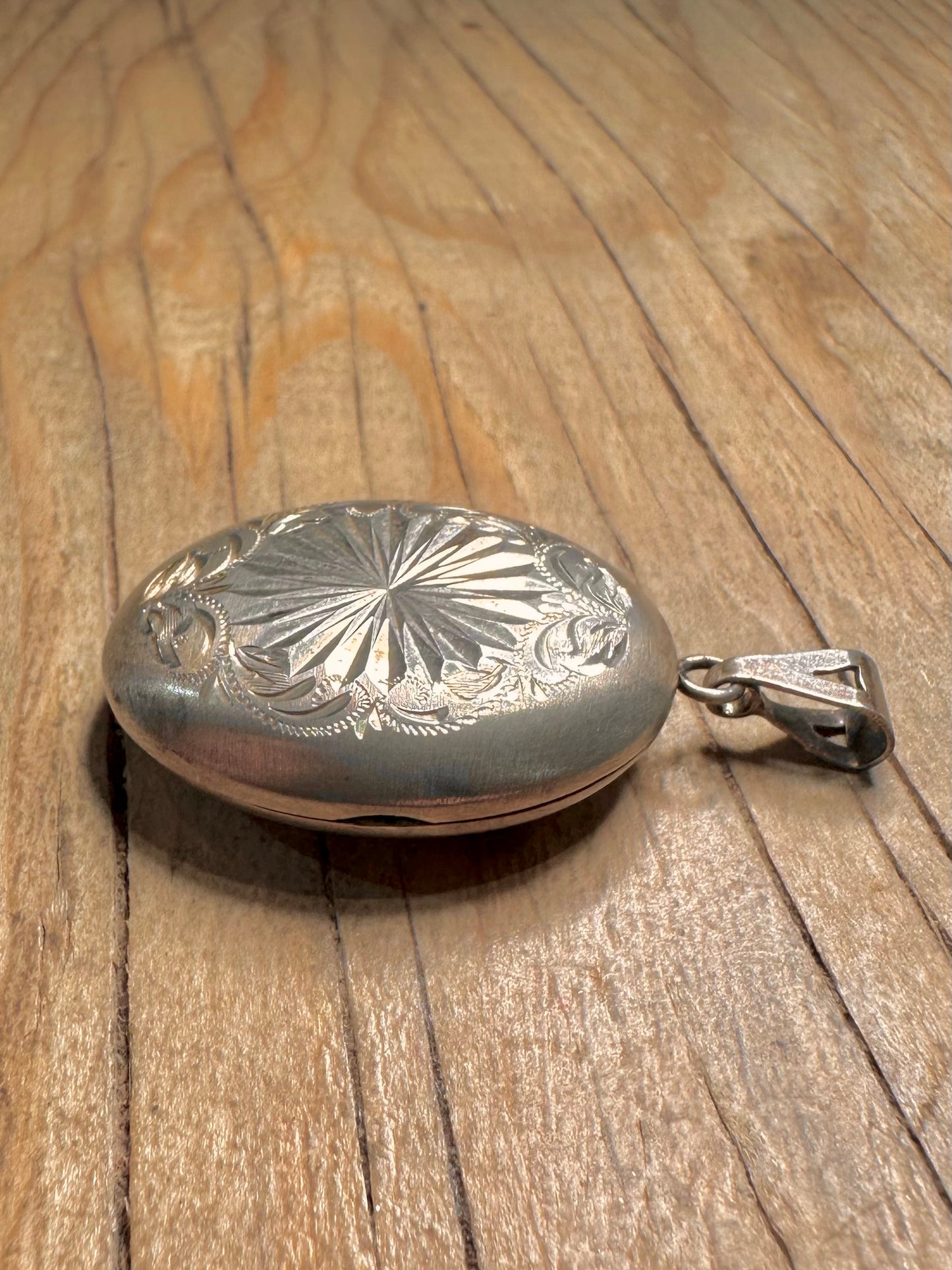 Vintage 1978 Oval Engraved Floral 925 Sterling Silver Locket Pendant