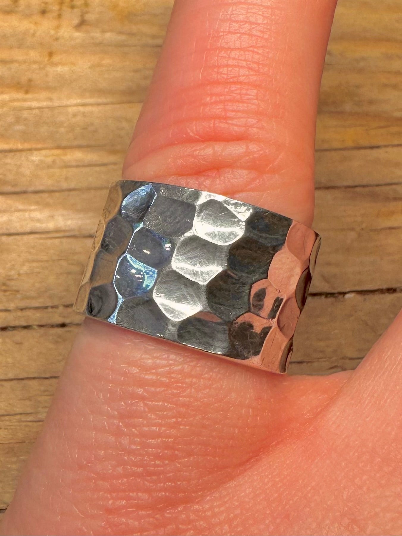 Moderner, klobiger, gehämmerter Ring aus 925er Sterlingsilber, Größe M