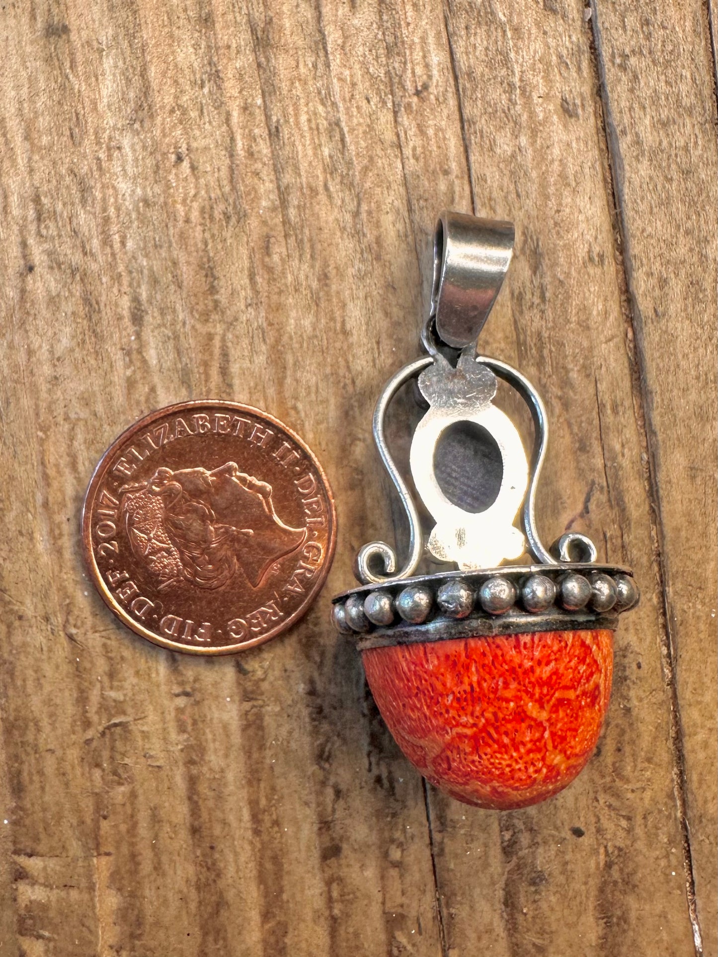 Verzierter Lapislazuli- und Korallenanhänger aus 925er Sterlingsilber