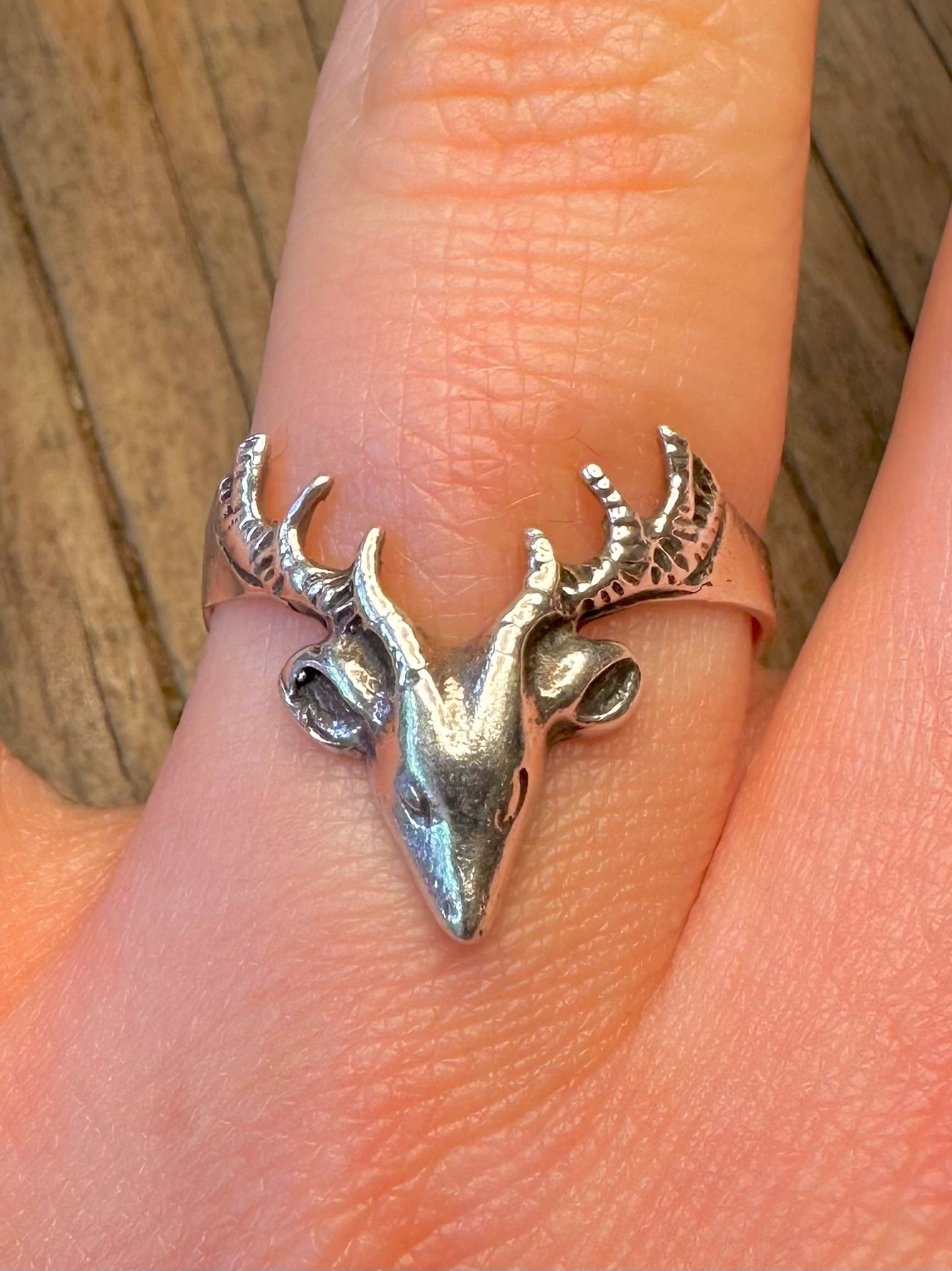 Ring mit gehörntem Hirschkopf aus 925er Sterlingsilber, Größe Q