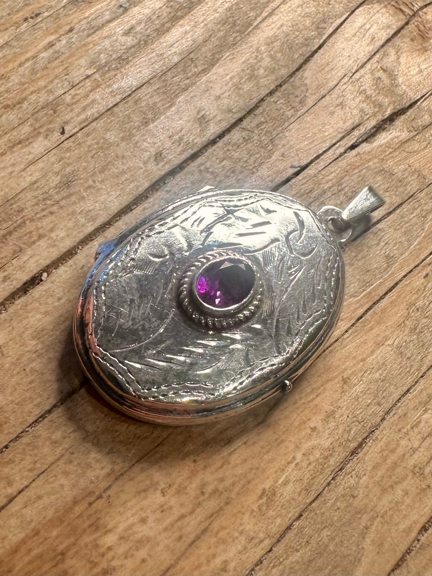 Vintage-Halskettenanhänger mit ovalem Amethyst-Medaillon, graviert, 925er Sterlingsilber
