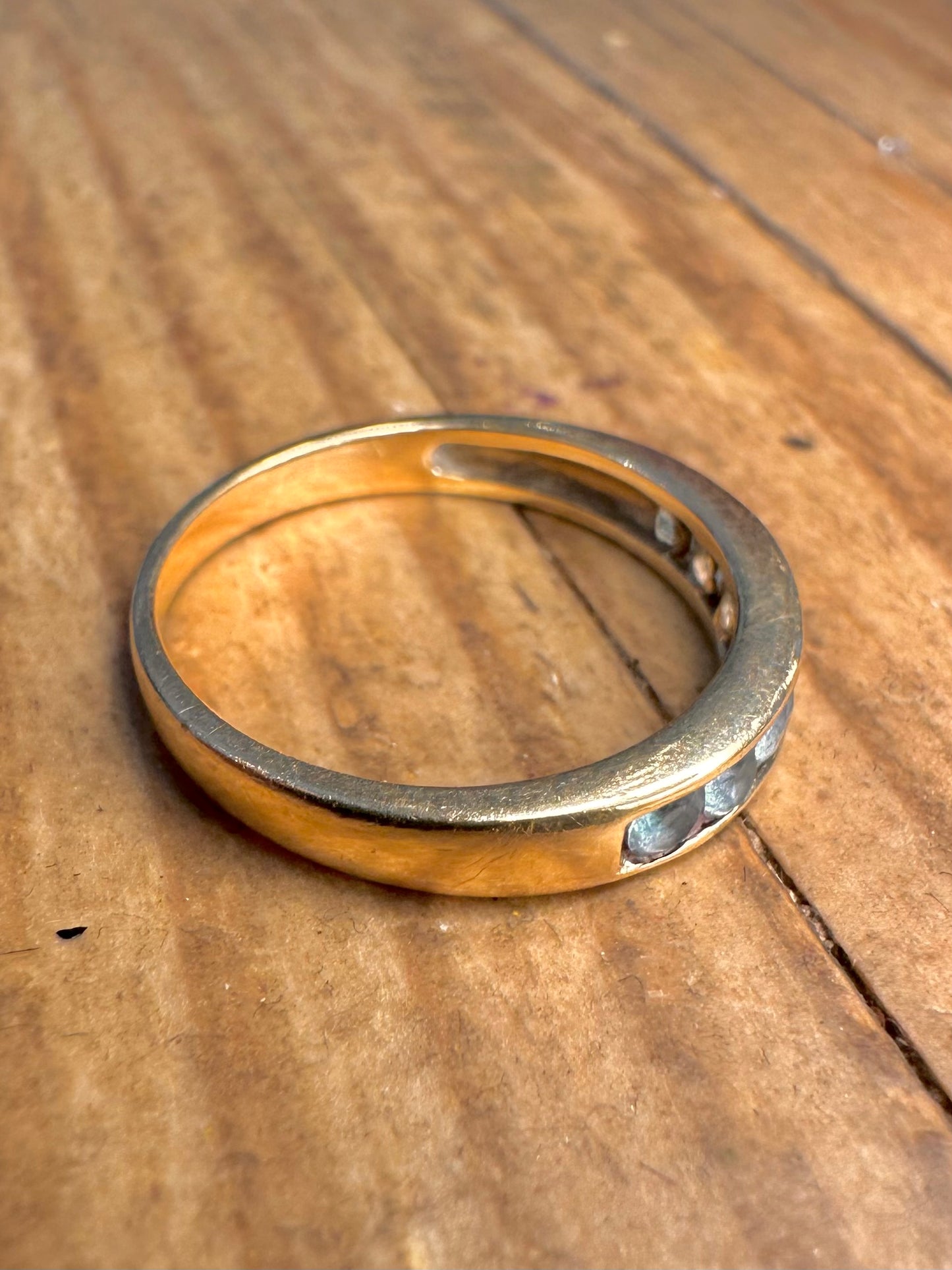 9 Karat Gold blauer Stein Halb-Eternity-Ring Größe M