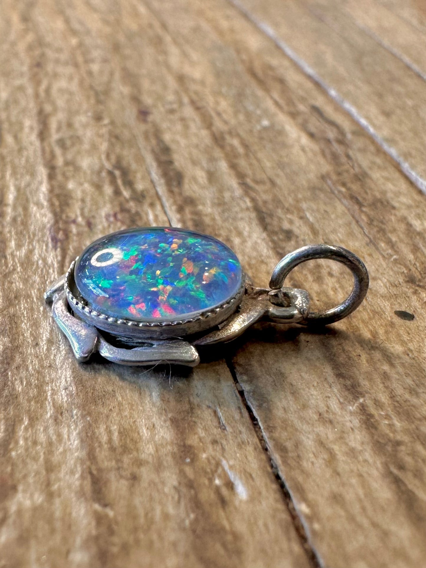Australischer Opal ovaler Anhänger aus 925er Sterlingsilber
