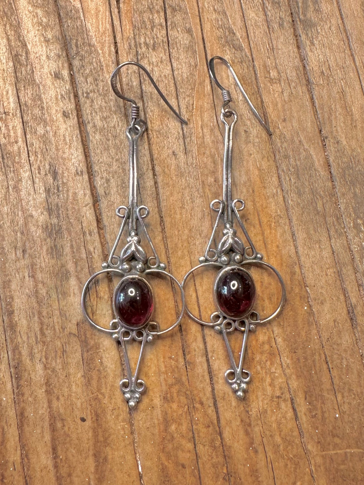 Ohrringe im Jugendstil, baumelnd, mit Granat, aus 925er Sterlingsilber