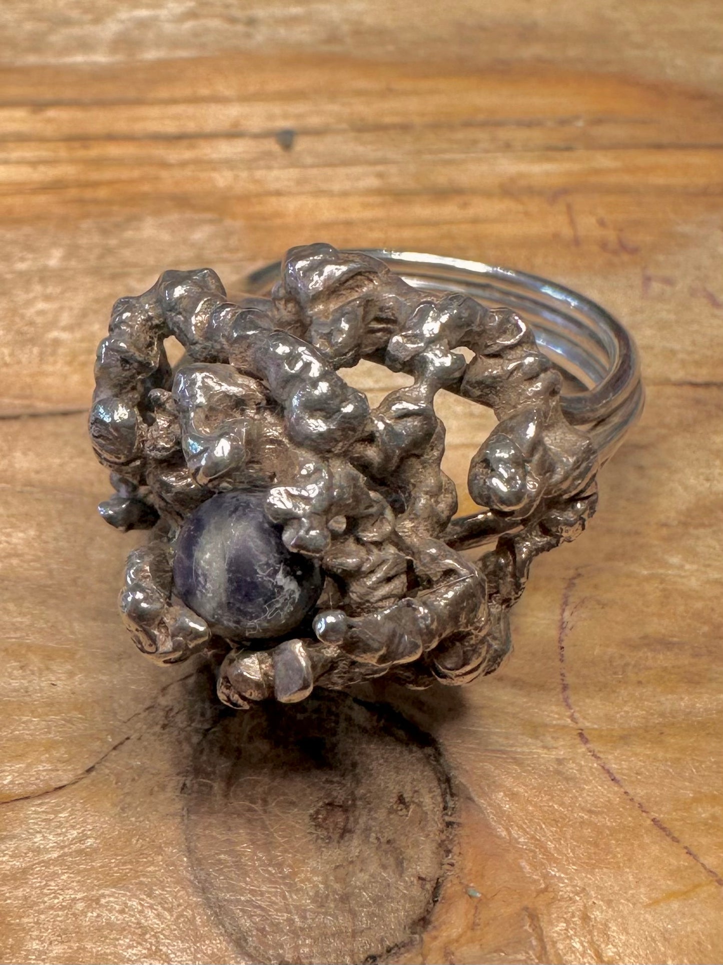 Brutalistisch texturierter Lapiskugel-Ring aus 925er Sterlingsilber Größe O