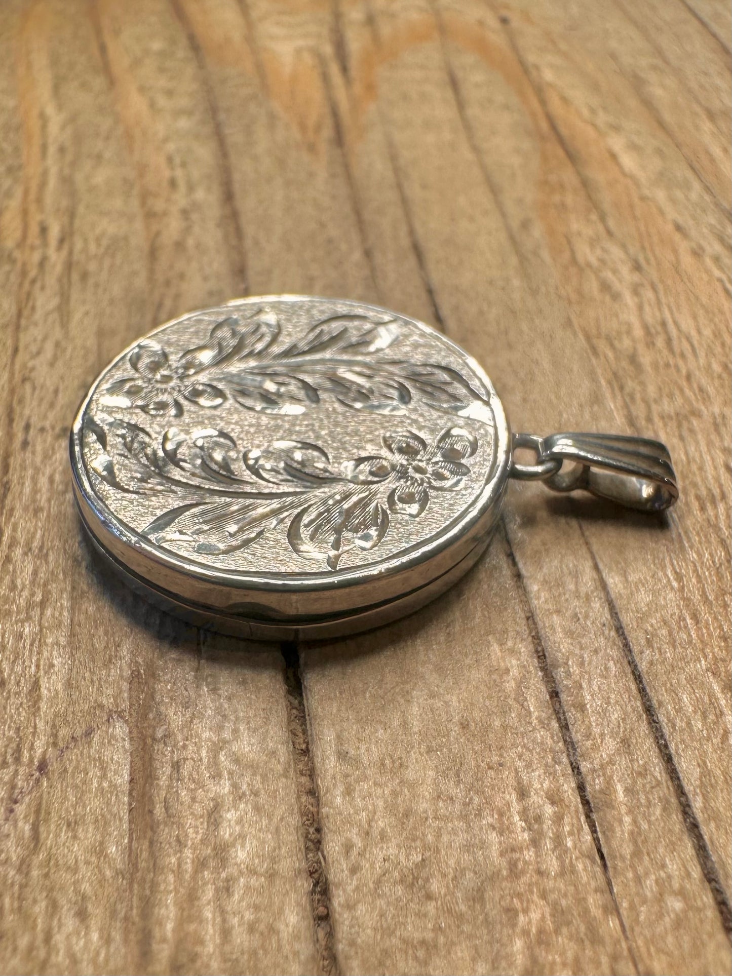 Vintage 1969 Engraved Floral 925 Sterling Silver Locket Pendant
