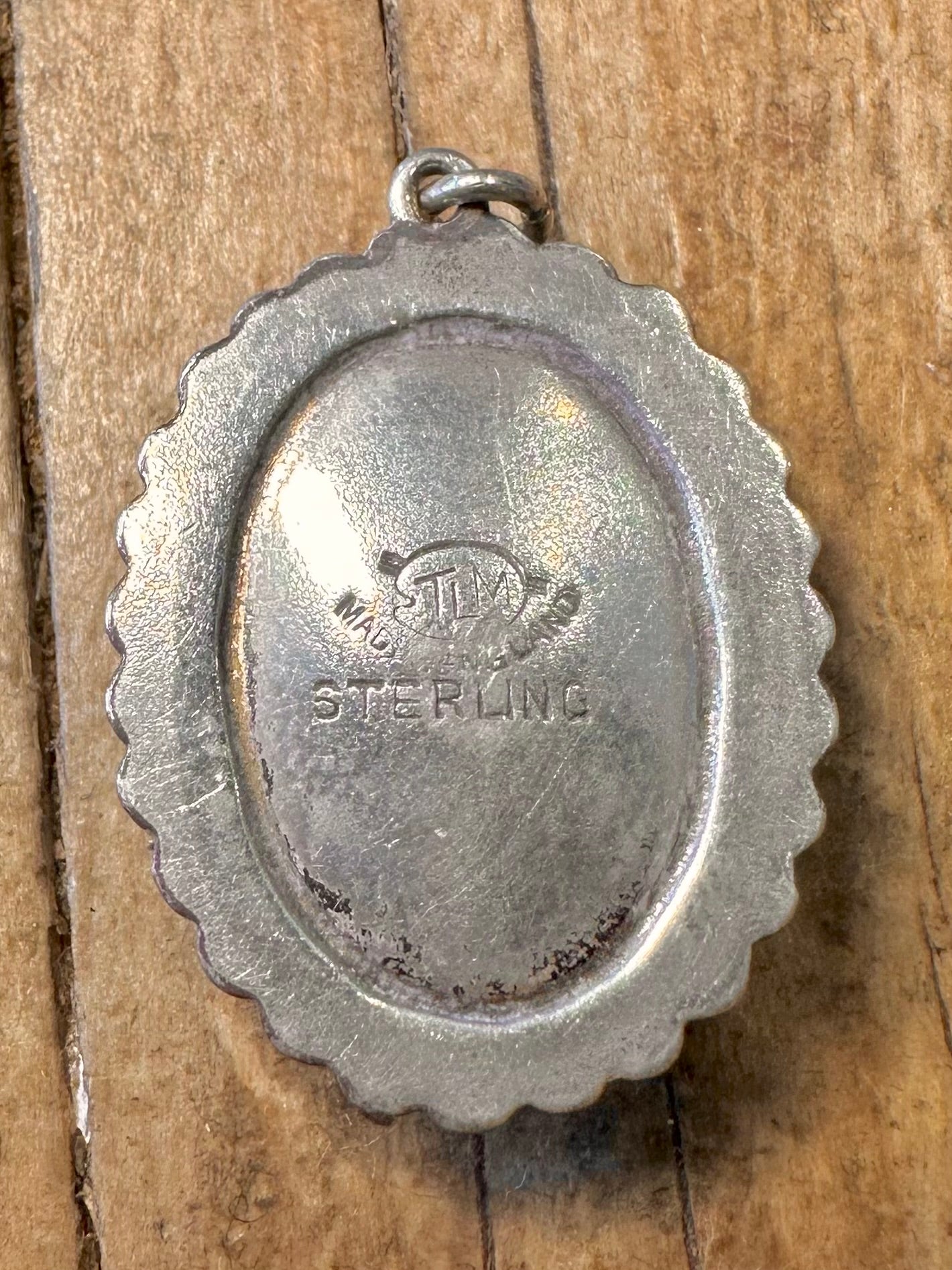Art Deco Thomas Mott Handbemalte Regency-Lady mit Markasit, hergestellt in England, 925er Sterlingsilber-Anhänger