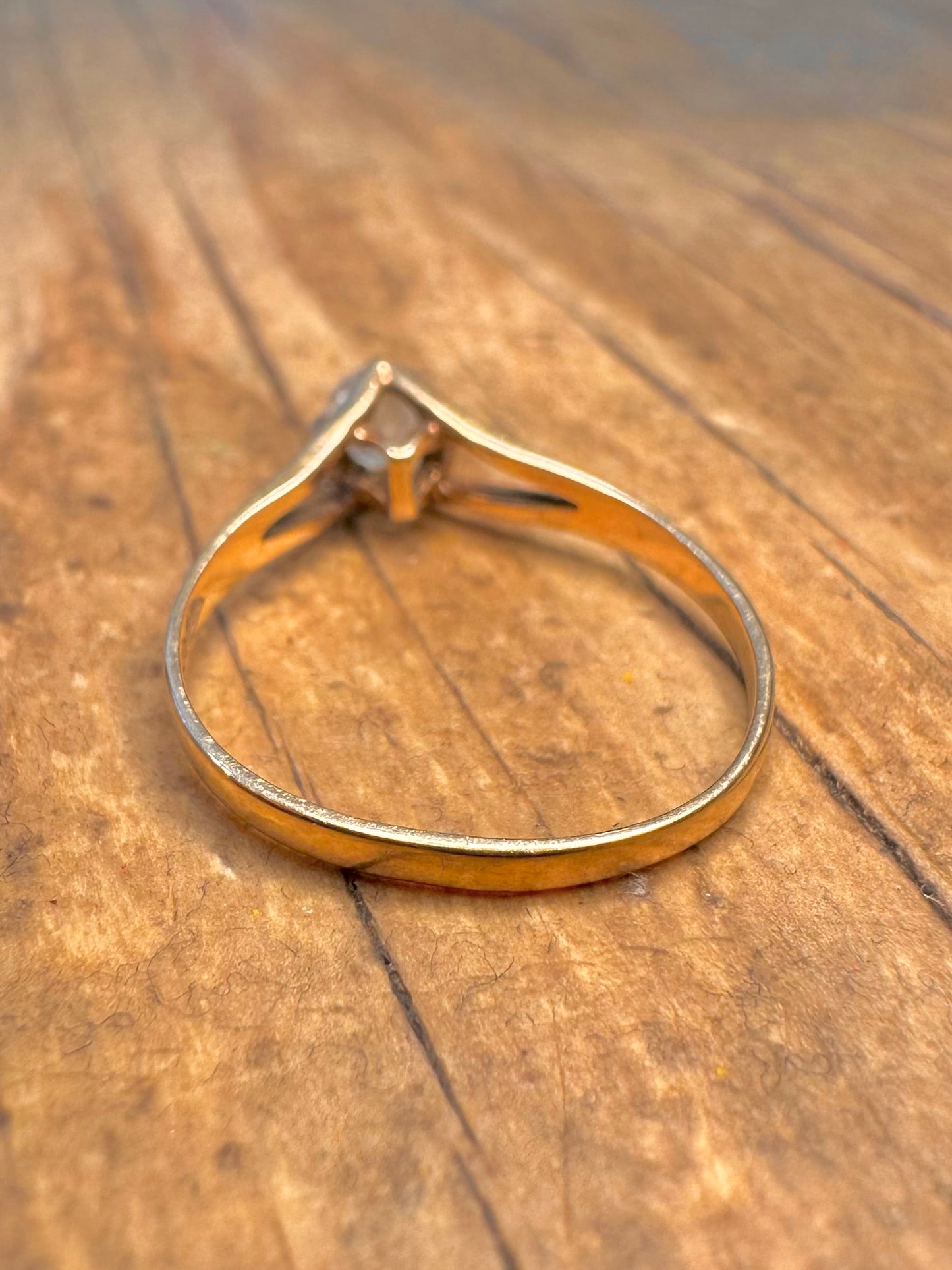 9ct Gold 1975 White Stone Solitaire Size J Ring
