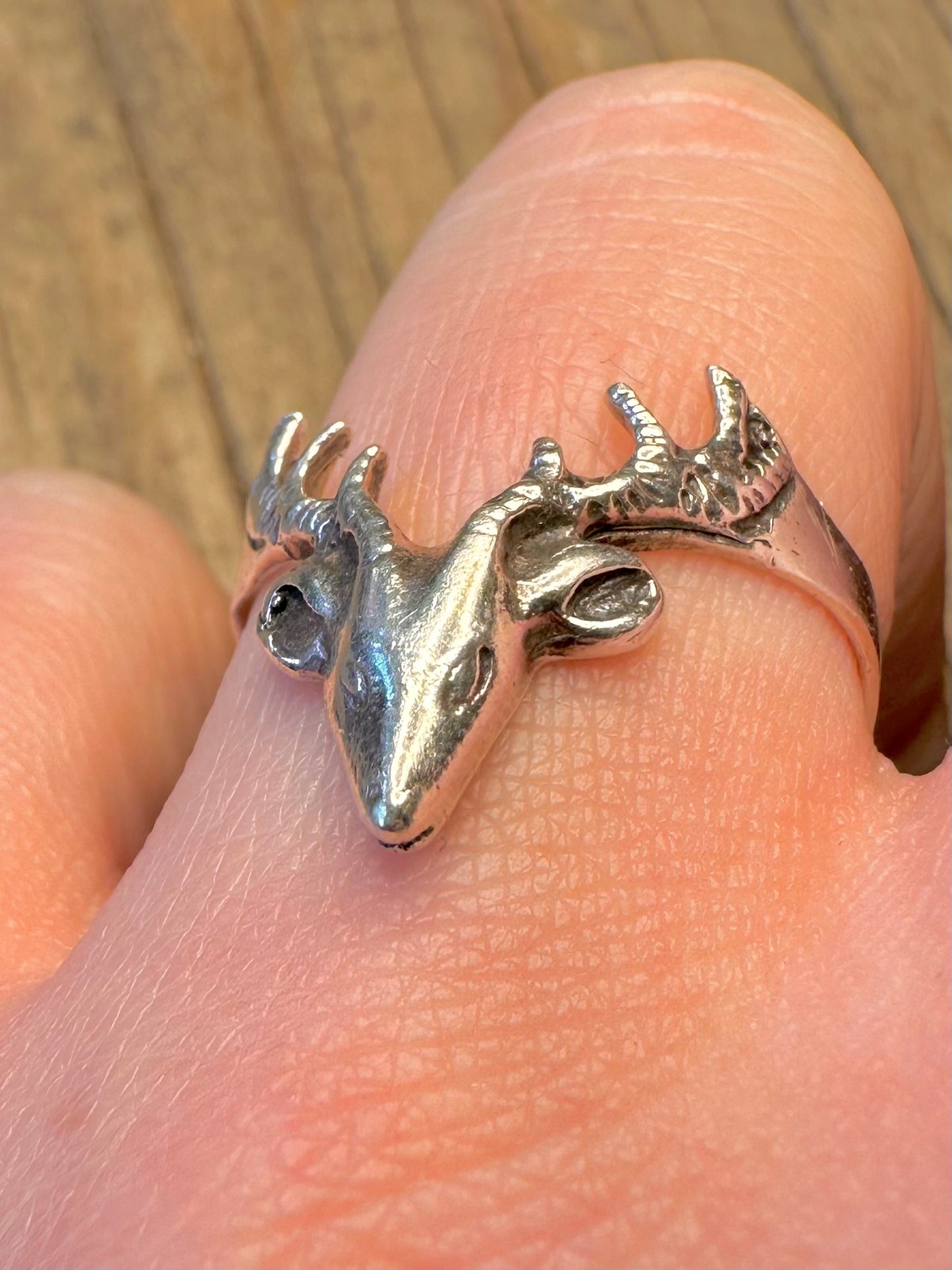 Ring mit gehörntem Hirschkopf aus 925er Sterlingsilber, Größe Q