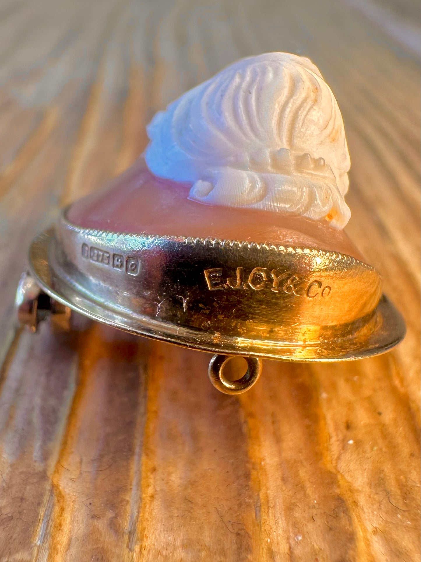 9ct Gold 1963 Cameo High Relief Maker E.J.CY&Co Brooch