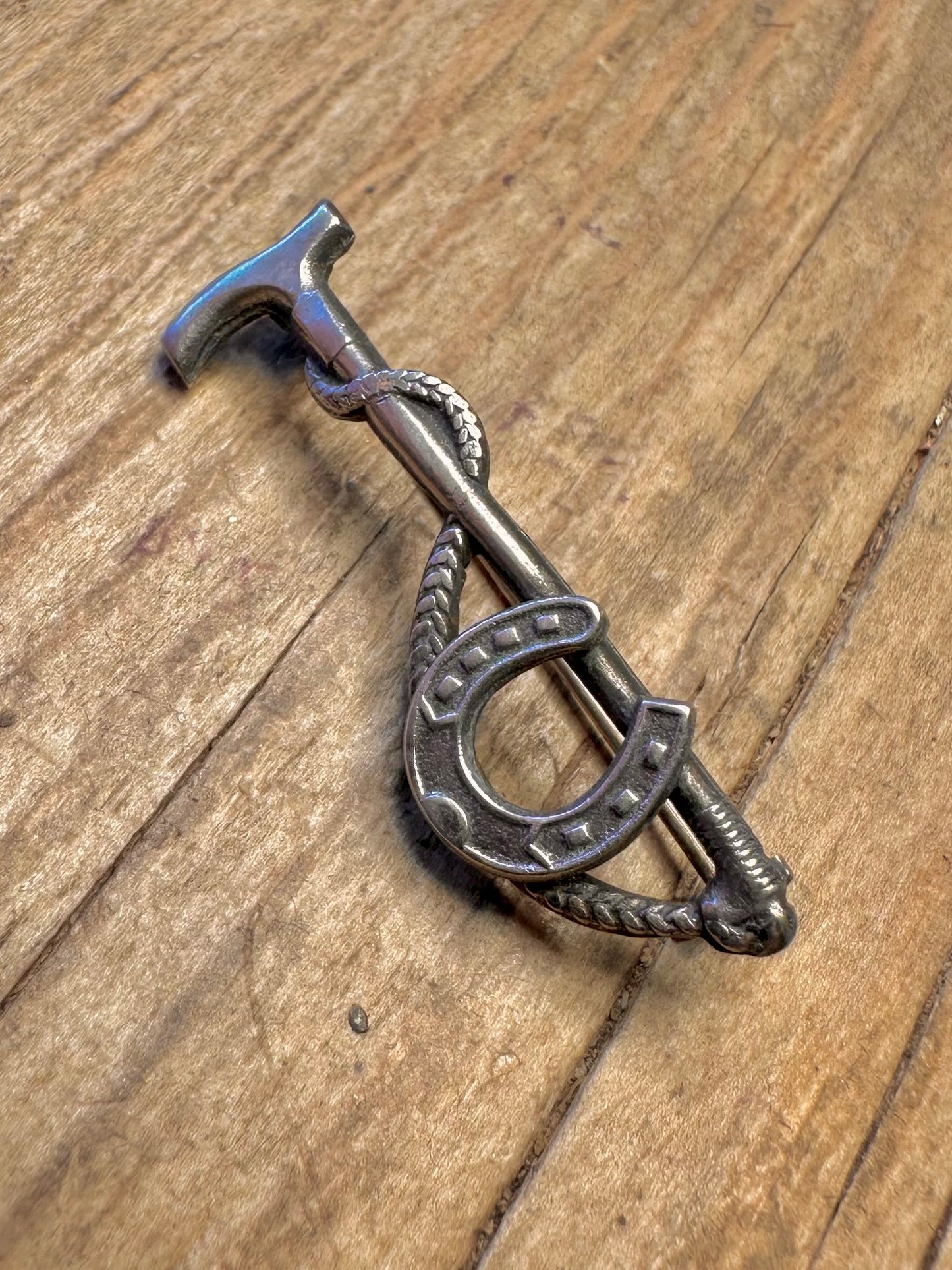 Brosche im Vintage-Stil, Hufeisen und Reitgerte, 925er Sterlingsilber