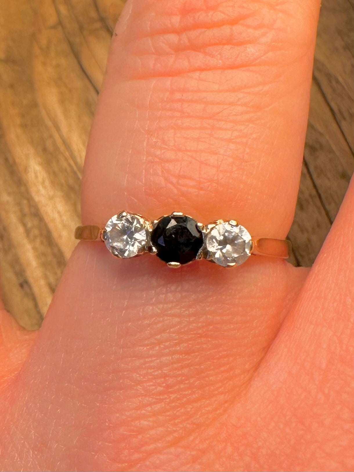Ring in 9 Karat Gold mit drei Steinen in Schwarz und Weiß, Größe P