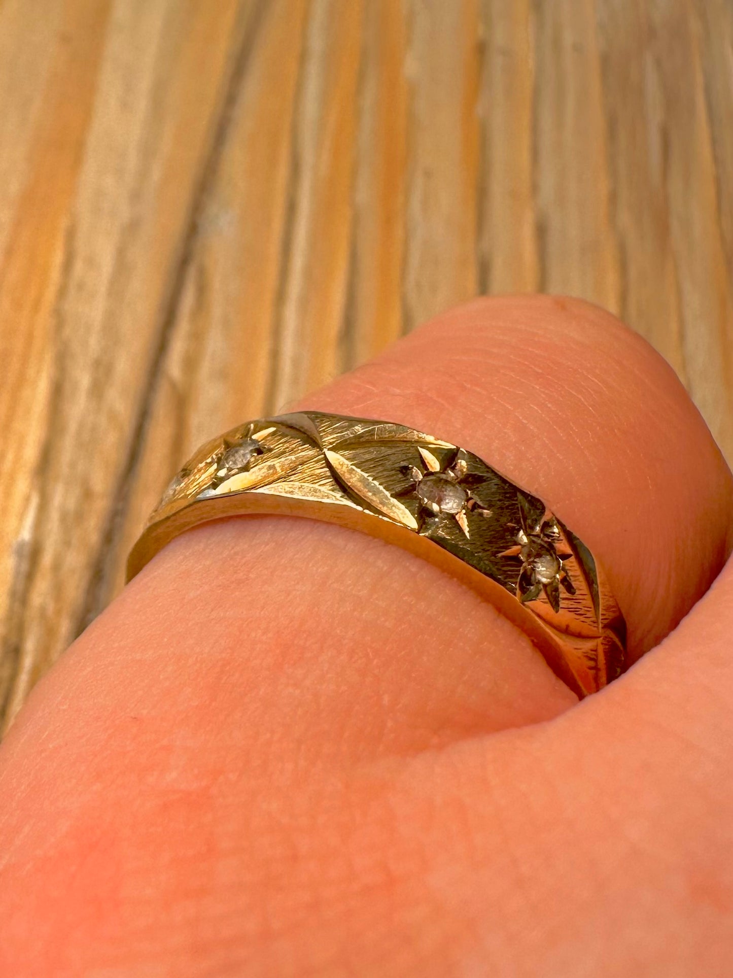 Vintage 9ct Gold White Stone Engraved Band Size O1/2 Ring