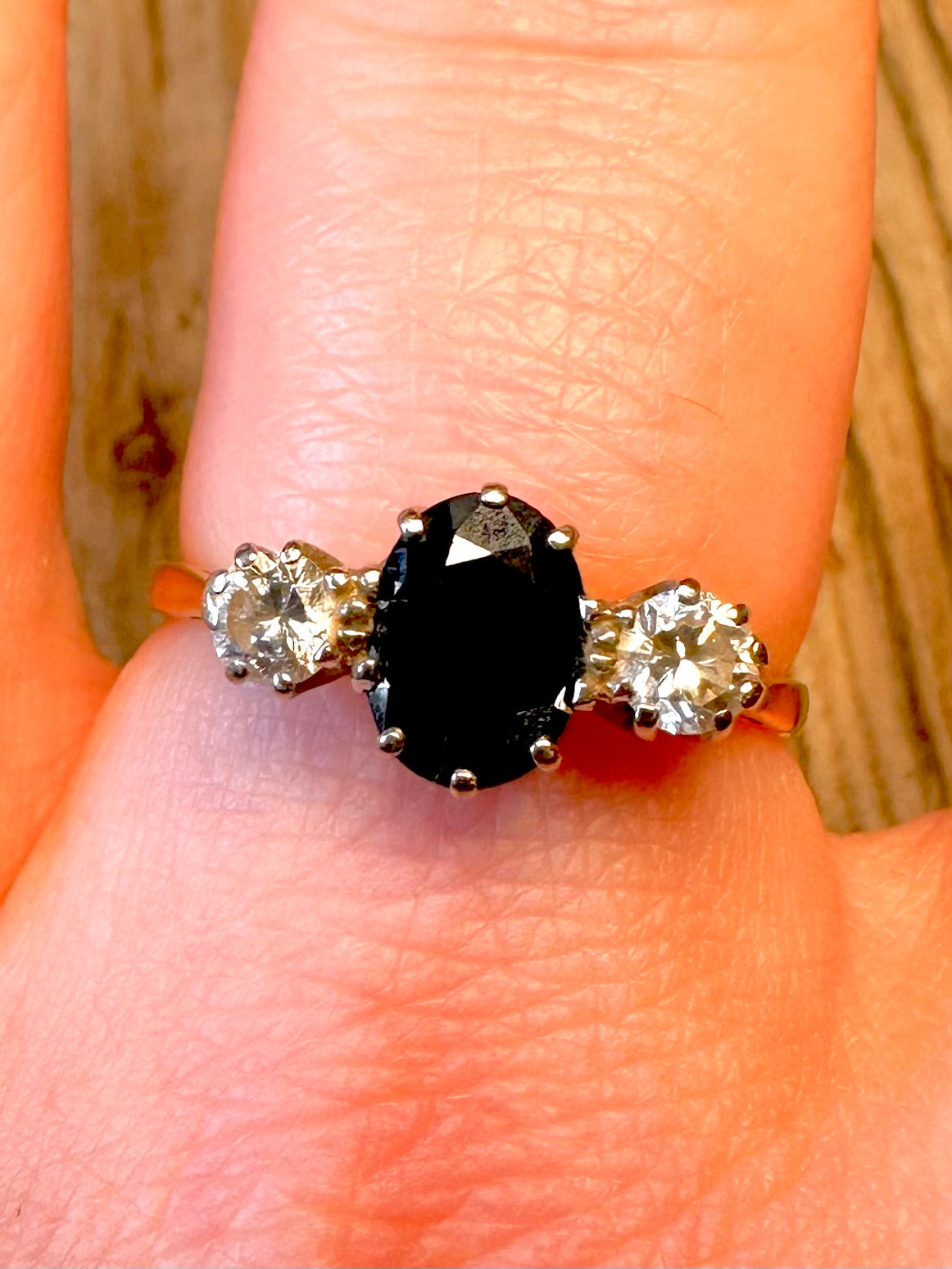 18 Karat Gold 1983 Saphir und Diamant Trilogie Ring Größe T