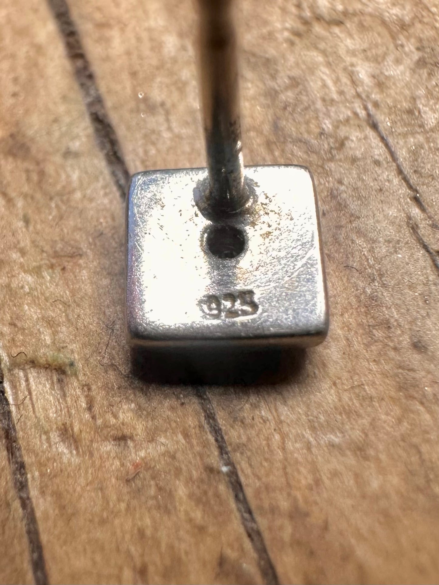 Quadratische weiße Steinohrringe mit zwei Texturen aus 925er Sterlingsilber