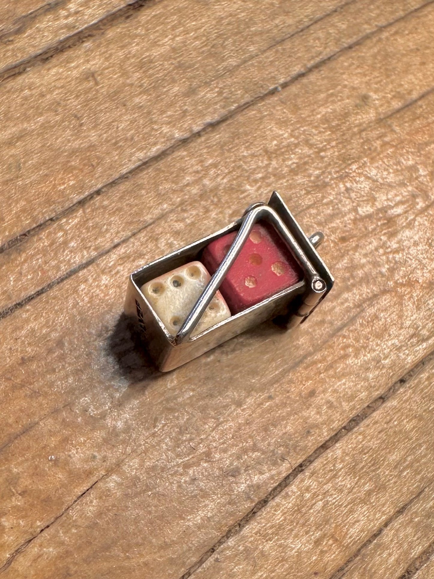 Seltener Vintage 1960er Jahre rot-weißer Würfel-Käfig 925 Sterling Silber Charm Anhänger
