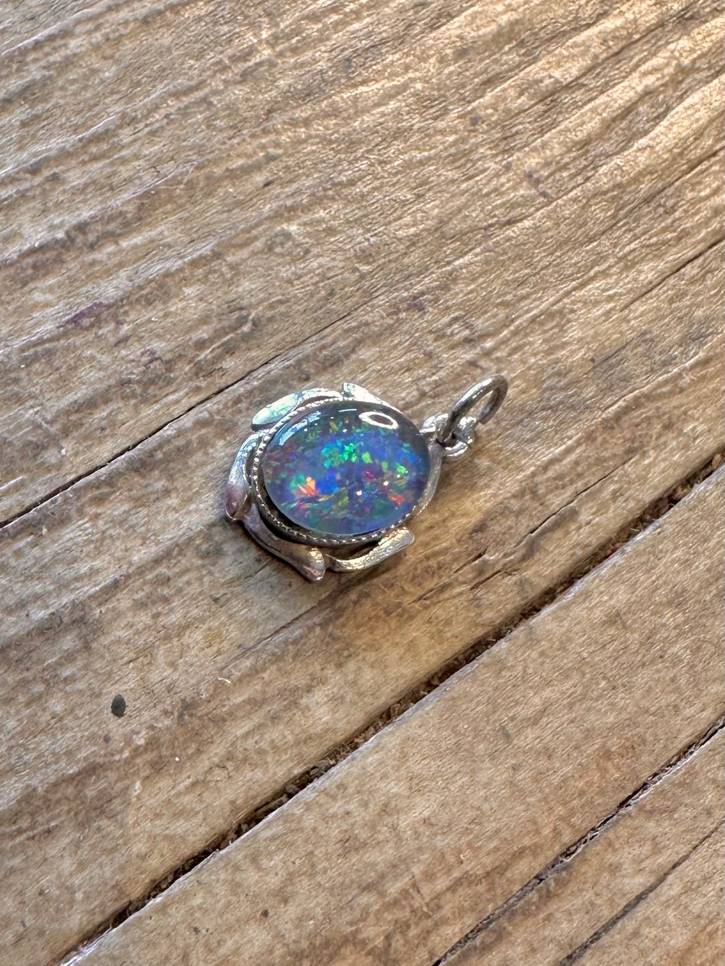 Australischer Opal ovaler Anhänger aus 925er Sterlingsilber