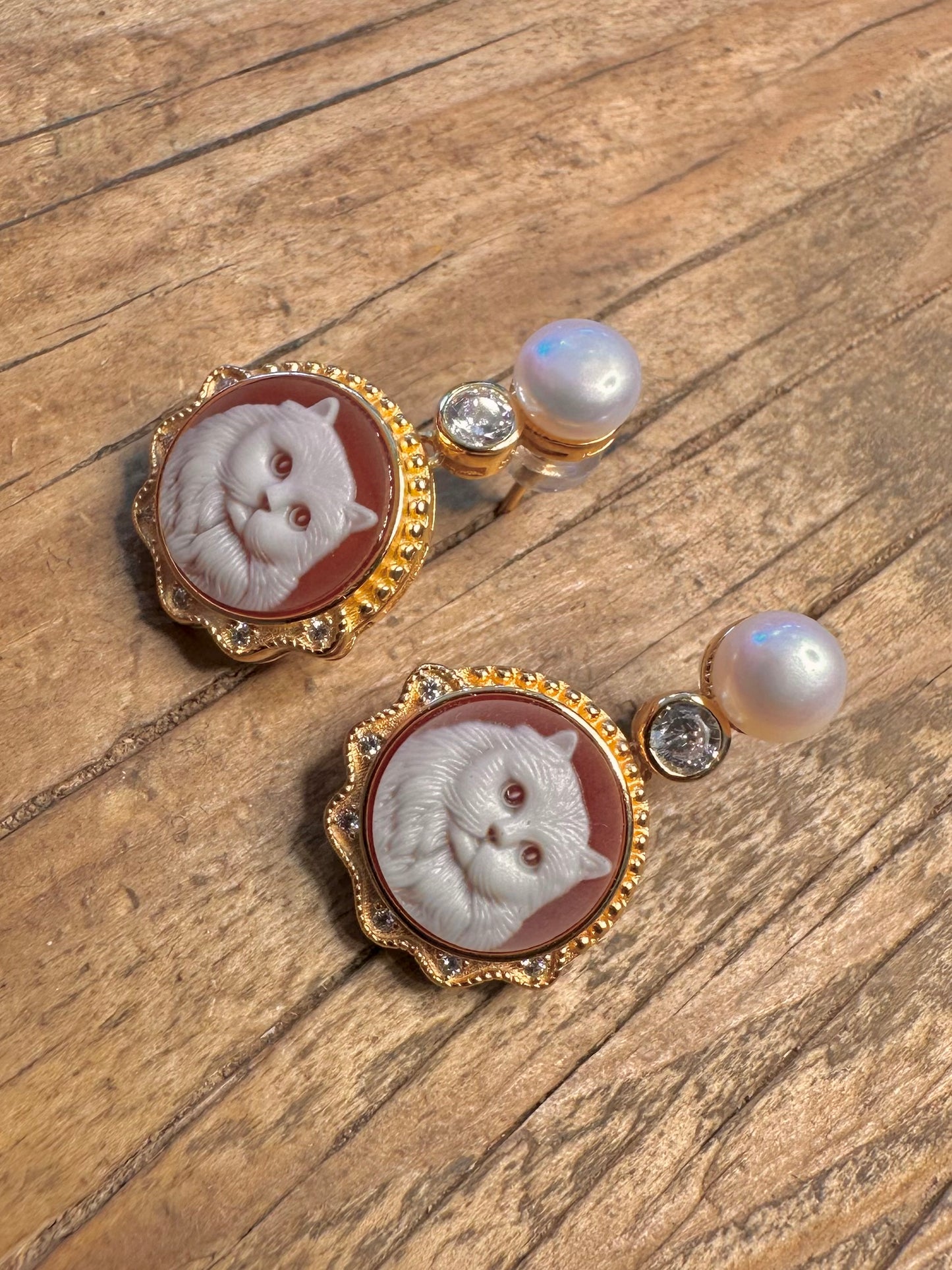 Ohrringe mit Katzen-Cameo, Perle und weißem Stein in Gold auf 925er Sterlingsilber