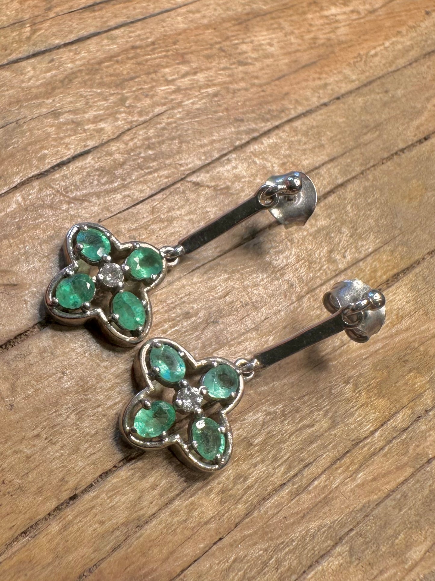 Moderne grün-weiße Blumenohrringe aus 925er Sterlingsilber