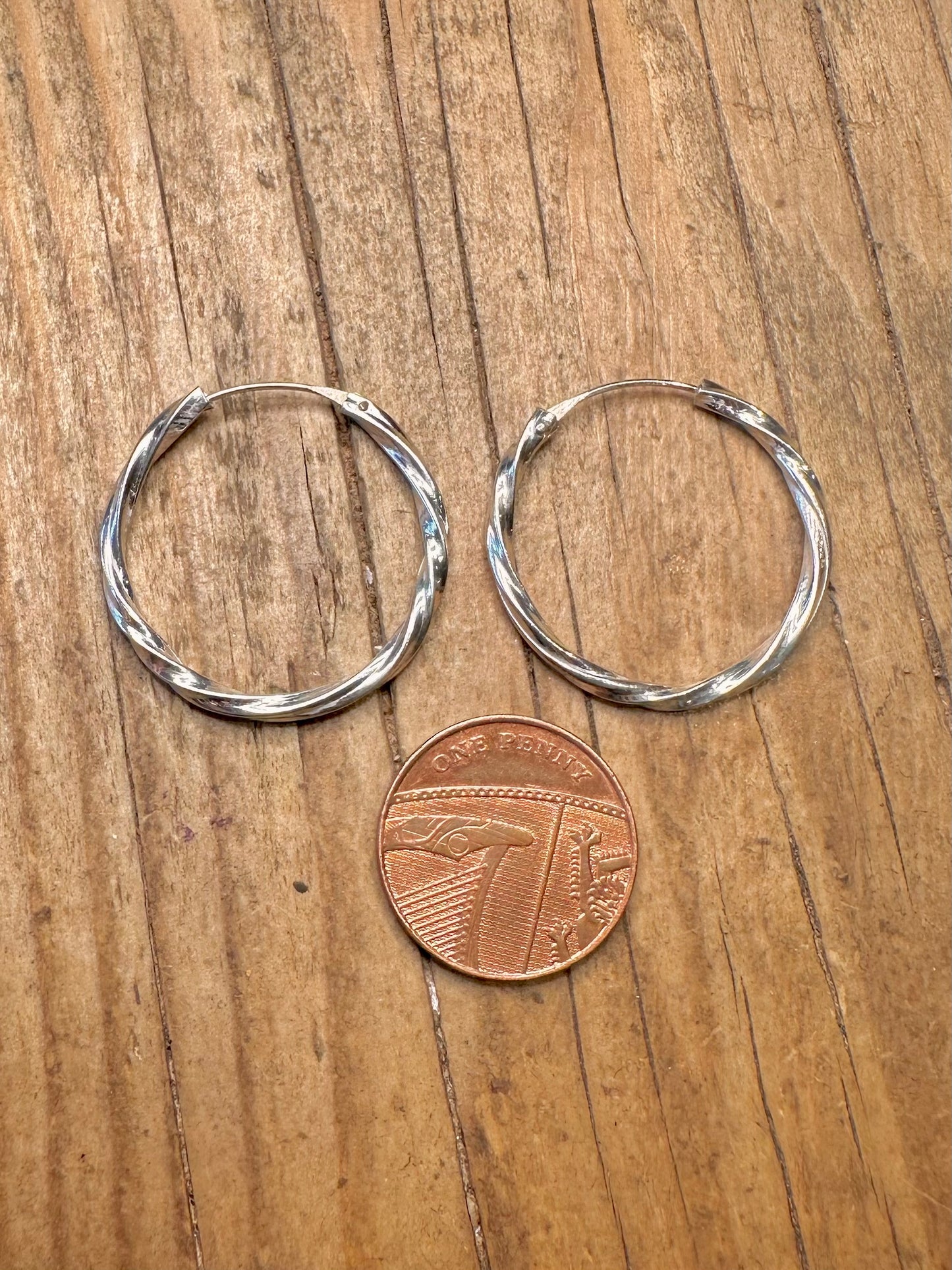 Verdrehte Creolen aus 925er Sterlingsilber