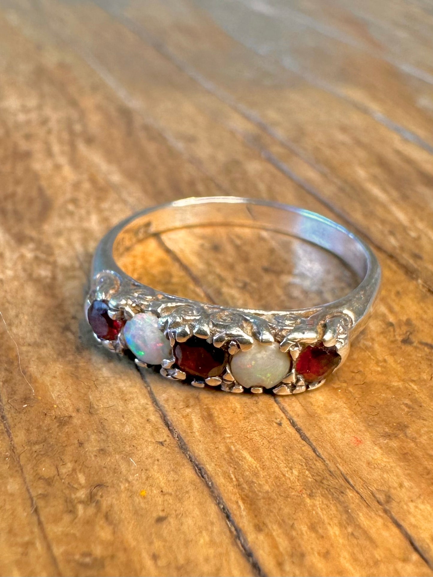 Viktorianischer Ring aus Granat und Opal, 925er Sterlingsilber, Größe L