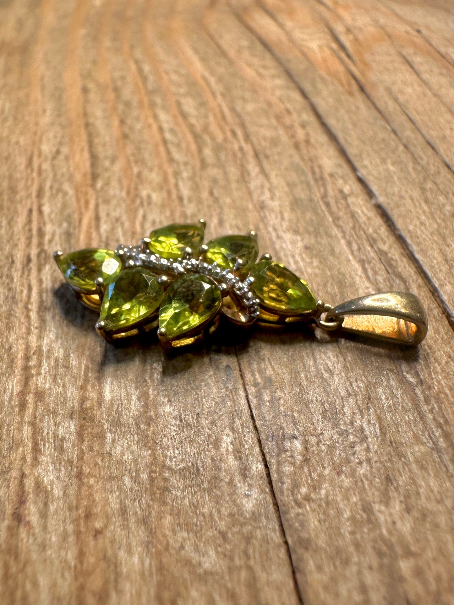 Moderner Peridot- und weißer Zirkonia-Anhänger aus Gold auf 925er Sterlingsilber