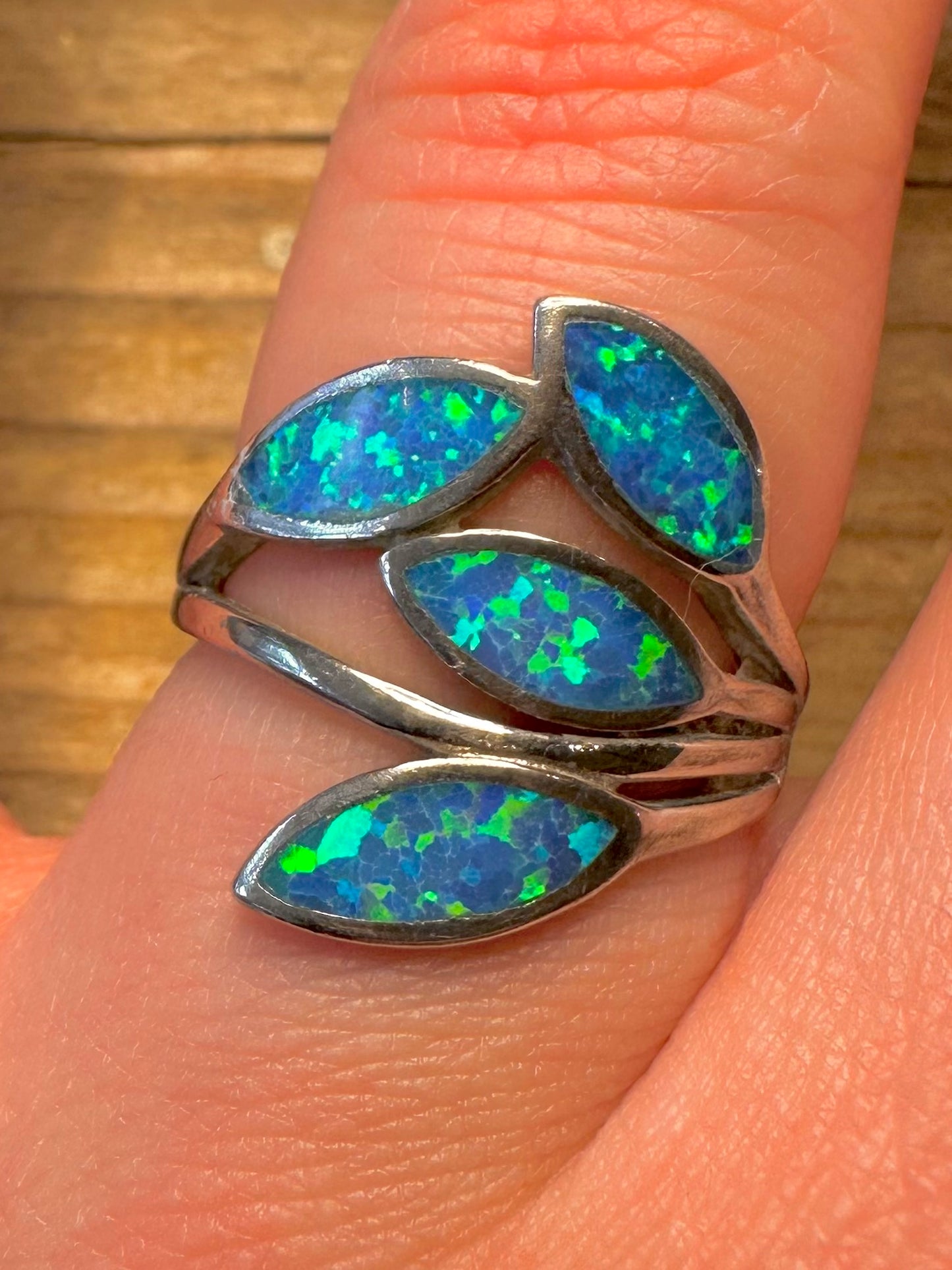 Moderner simulierter blauer Feueropal 925 Sterling Silber Ring Größe O1/2