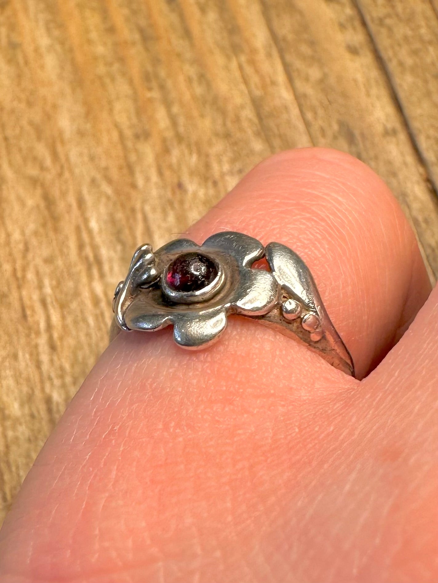 Ring aus 925er Sterlingsilber mit rotem Stein und Blumenmuster, Größe N