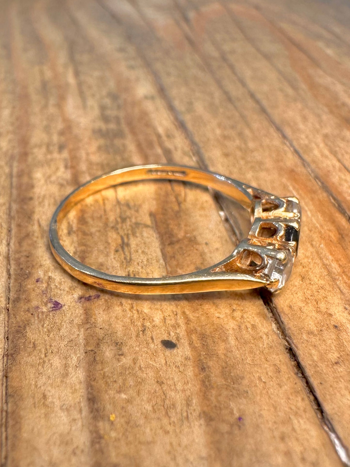 Ring in 9 Karat Gold mit drei Steinen in Schwarz und Weiß, Größe P