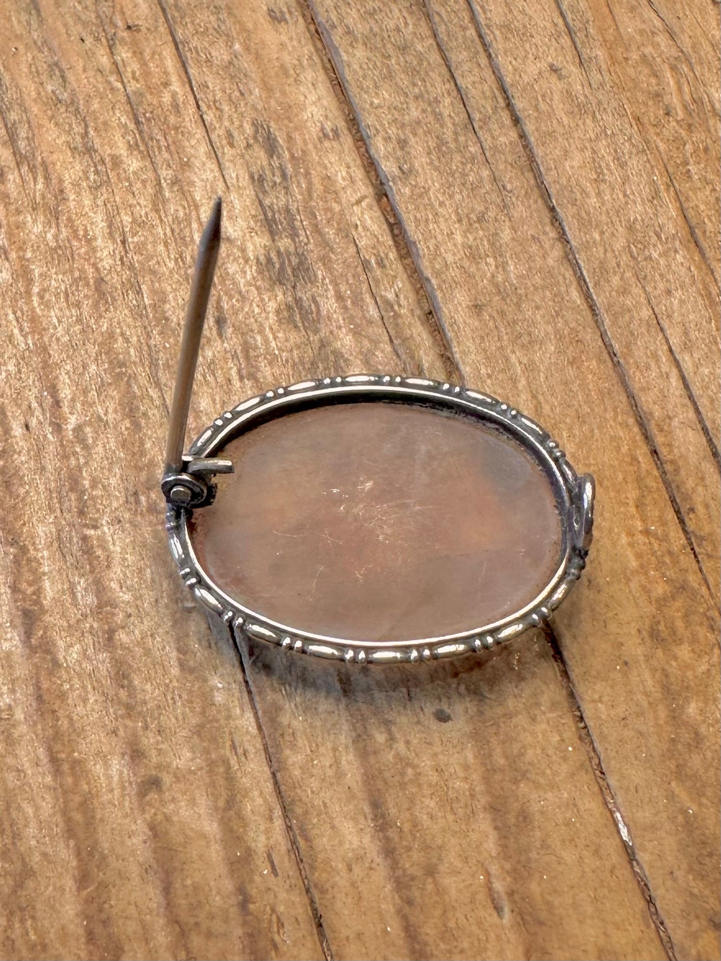 Verzierte Rosenquarz-Oval-Brosche aus 925er Sterlingsilber