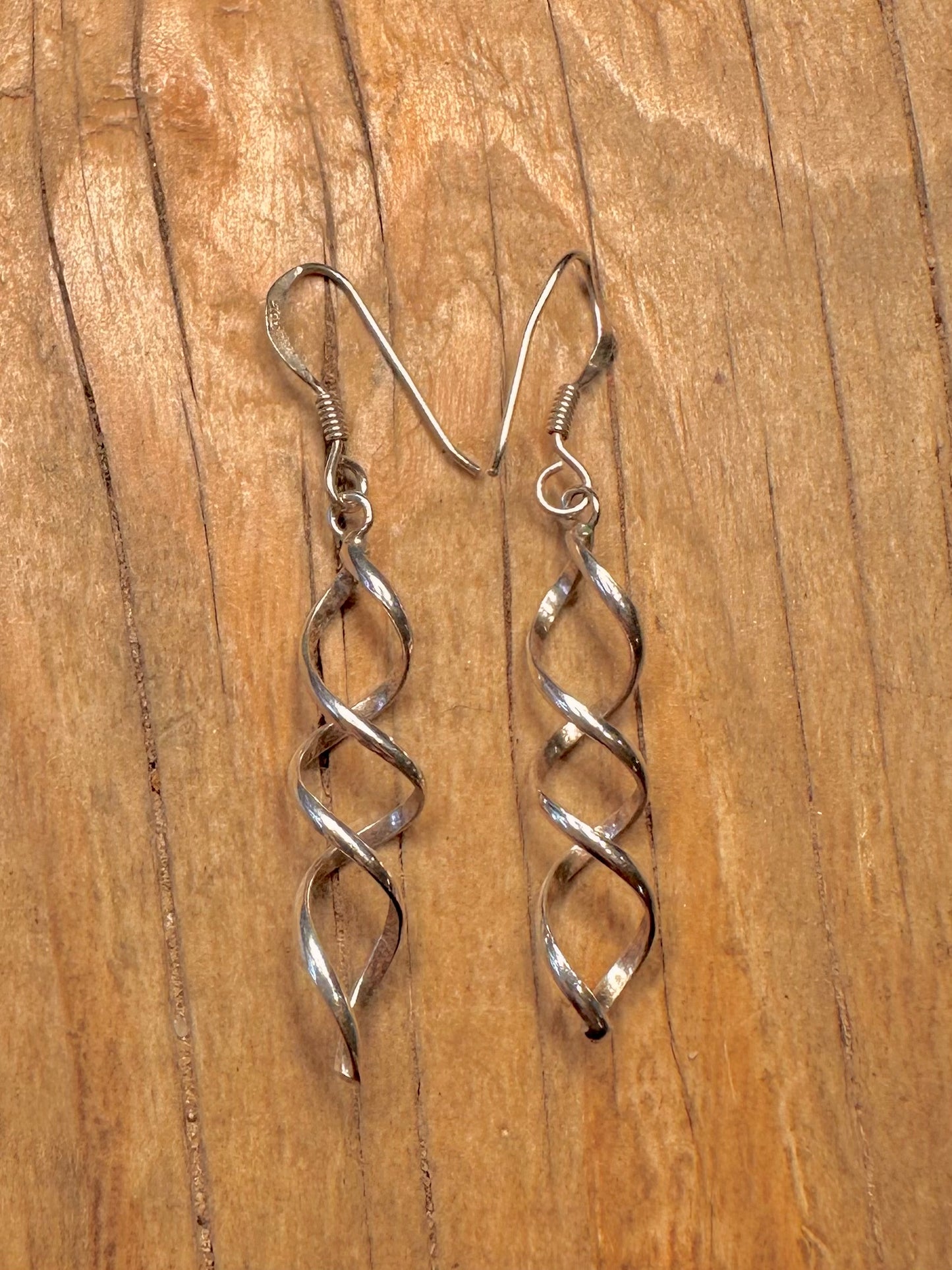 Modernistische gedrehte Ohrhänger aus 925er Sterlingsilber