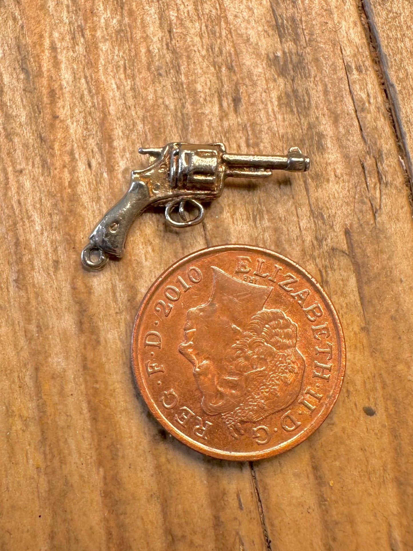Revolver Gold auf Silber Charmanhänger