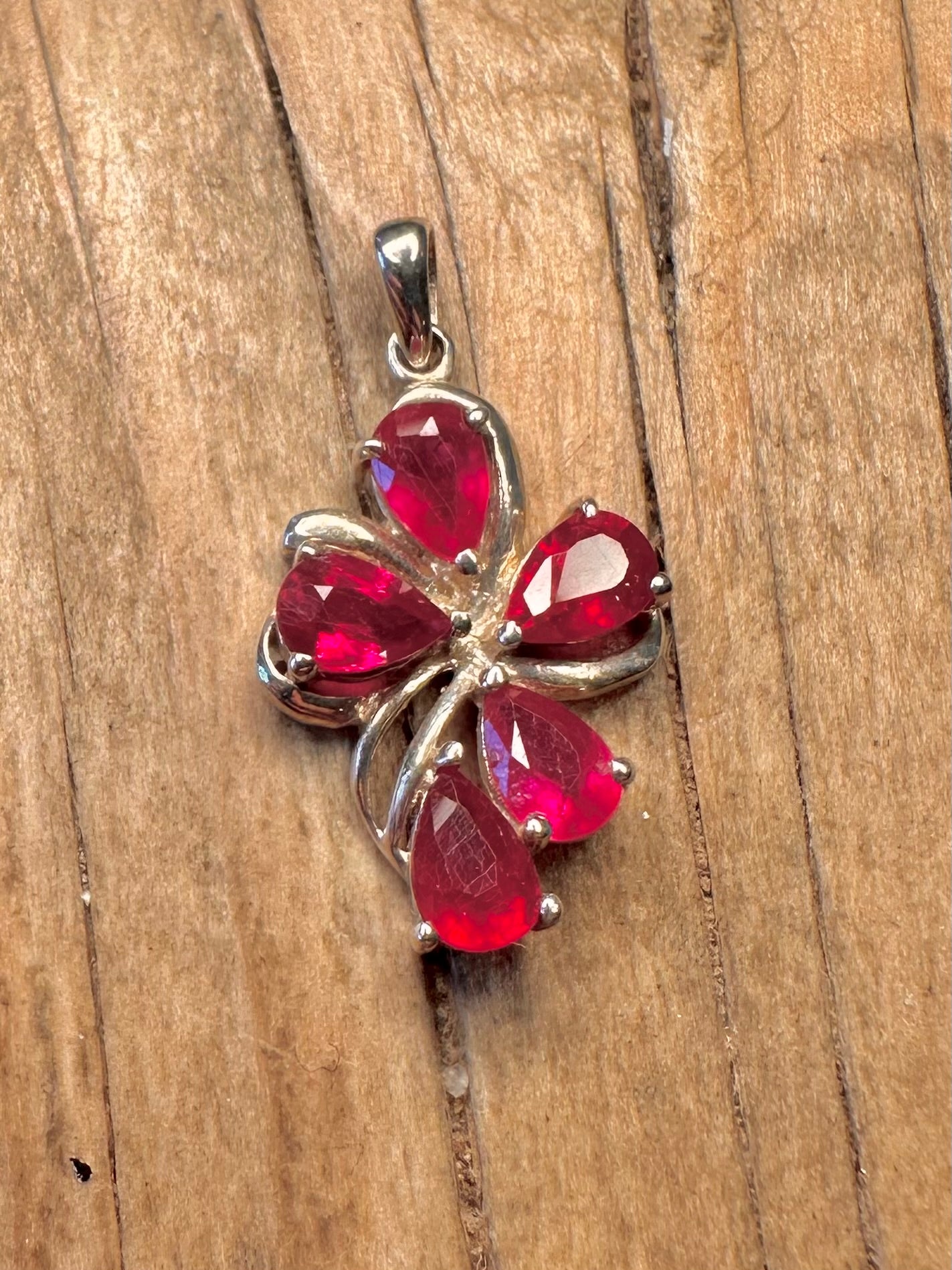 Moderner roter Stein Blumen 925 Sterlingsilber Anhänger